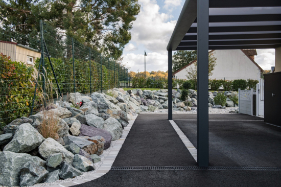 enrochement à côté d'un carport