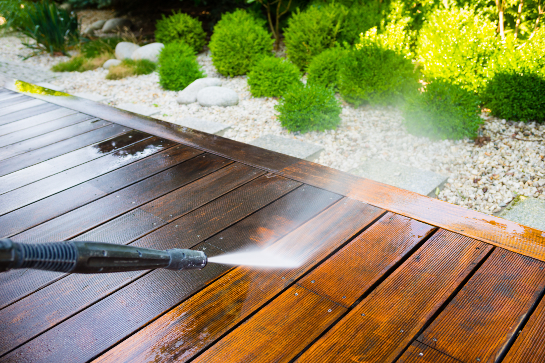 Nettoyage de la terrasse en bois