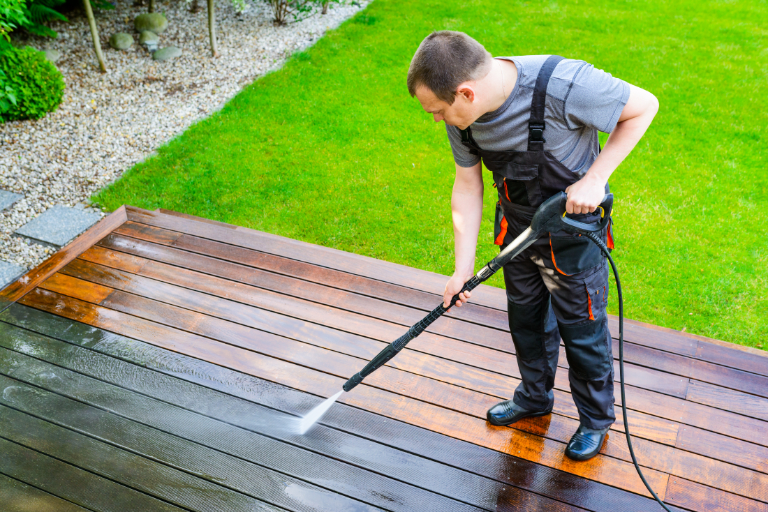 Faire nettoyer sa terrasse par un professionnel