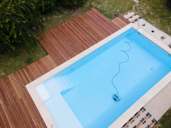 plage de piscine en bois