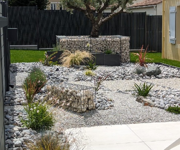 Création paysagère avec mur en gabion et végétation