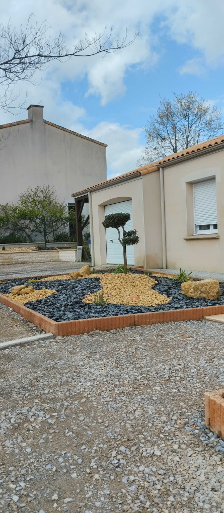 Création d'un massif avec ardoises, galets et plantations