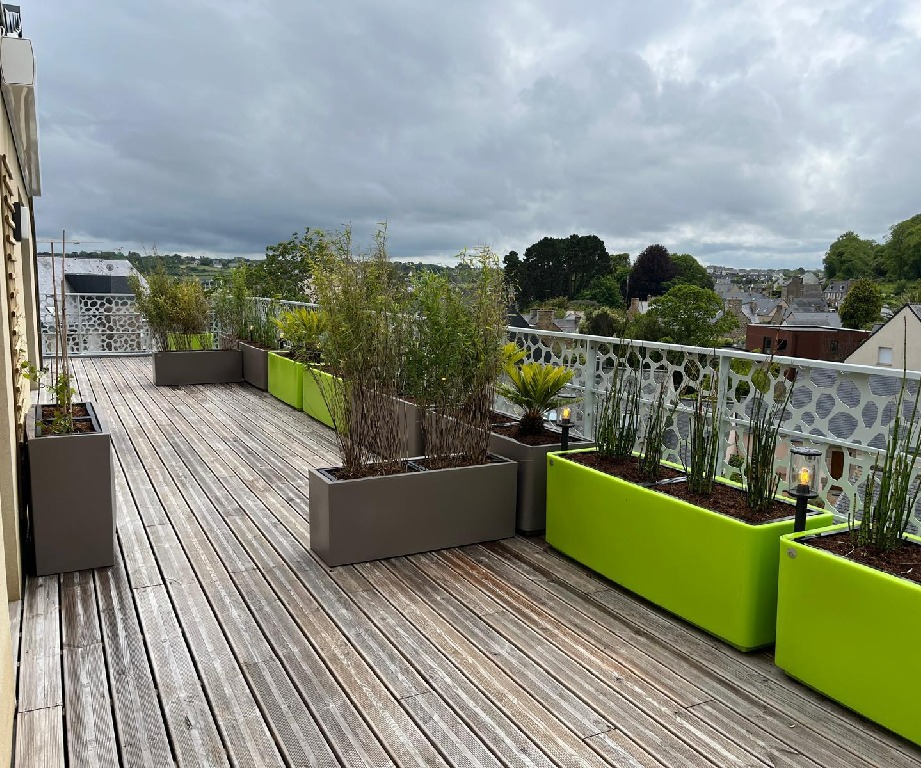 Aménagement d'une terrasse avec des pots et bacs de plantation